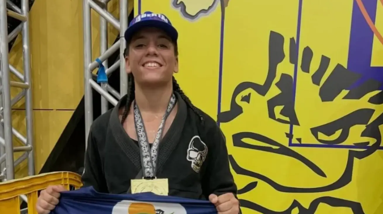 Atleta de Inhuma conquista ouro no Campeonato Piauiense de Jiu-Jitsu em Teresina 1 Atleta Hayalla Silva, de Inhuma, exibe medalha de ouro conquistada no Campeonato Piauiense de Jiu-Jitsu 2025, em Teresina