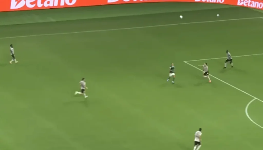 Jogadores de Palmeiras, de verde, e Corinthians, de branco, disputam lance no campo com bola no alto durante partida no Allianz Parque, com publicidade da Betano ao fundo