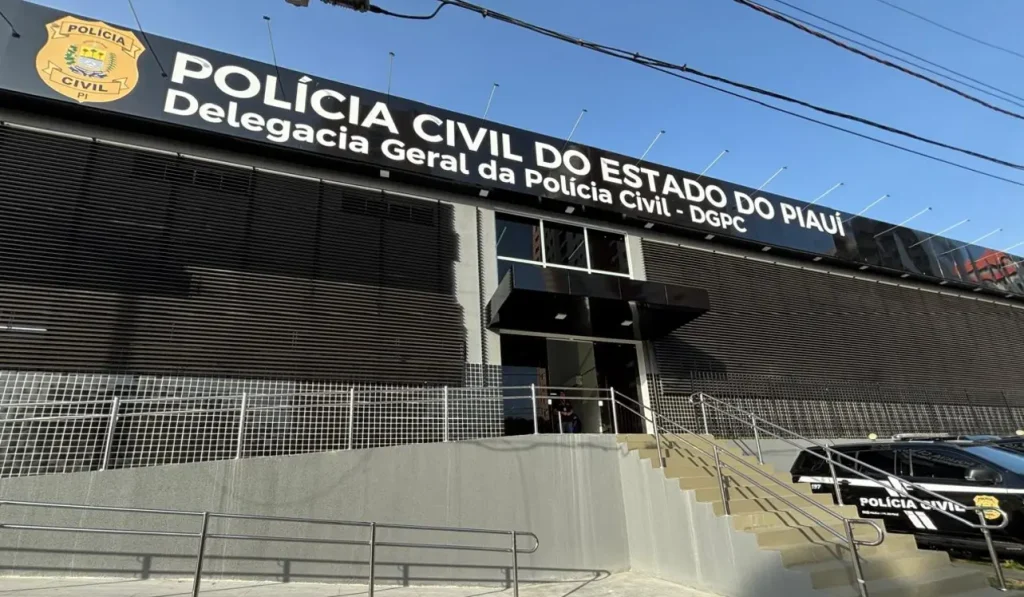 Fachada da Delegacia Geral da Polícia Civil do Estado do Piauí, um prédio moderno com escadaria e uma viatura policial estacionada.