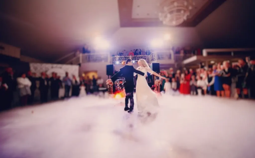 Modelo de Convite digital - recém-casados dançando num espaço reservado para festa de casamento