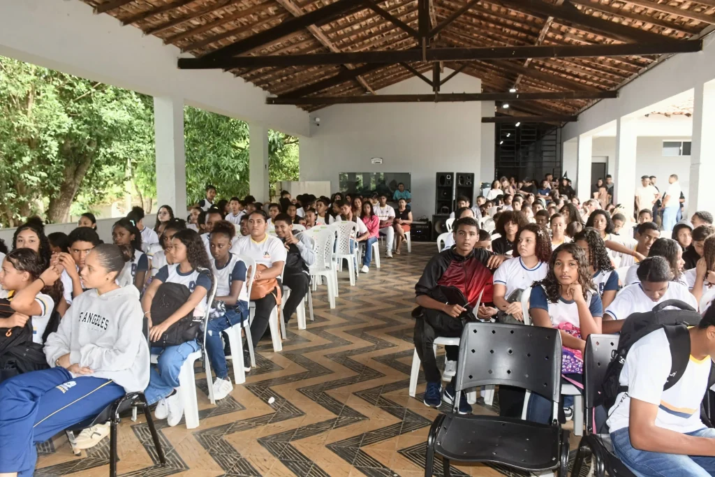 na imagem, publico de estudantes do ensino médio em amarante durante apresentação do projeto do ifpi