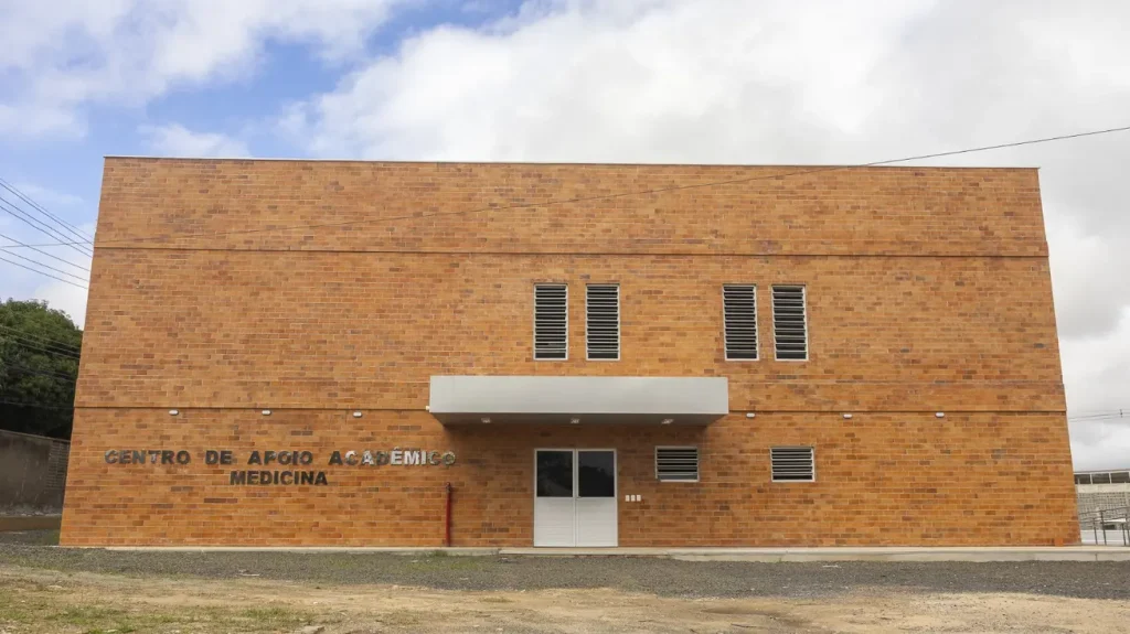Fachada do novo prédio de dois pavimentos do Centro de Apoio Acadêmico para estudantes de Medicina da Universidade Federal do Piauí (UFPI), localizado em Teresina.