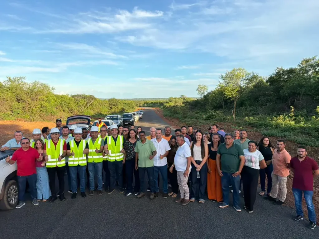 Deputado Dr. Francisco, ao lado dos prefeitos de Colônia do Piauí e São Francisco do Piauí, inspeciona o andamento das obras de construção da nova rodovia na região do Vale do Canindé.