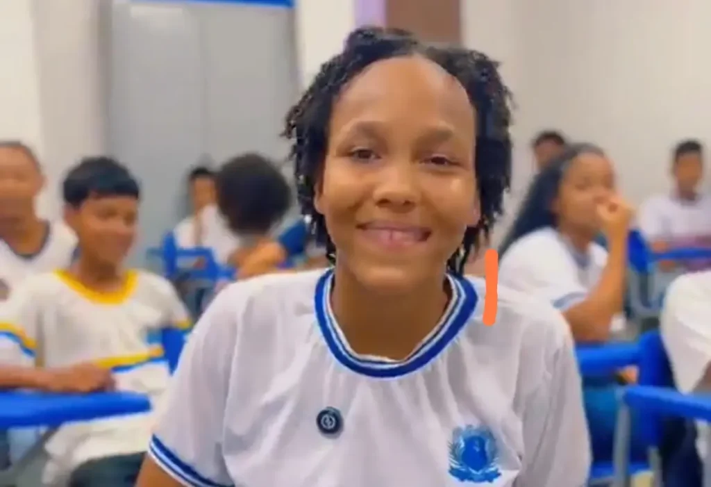 Estudante da rede municipal de Amarante participando de avaliação externa do programa Alfacred com cartão de créditos escolar