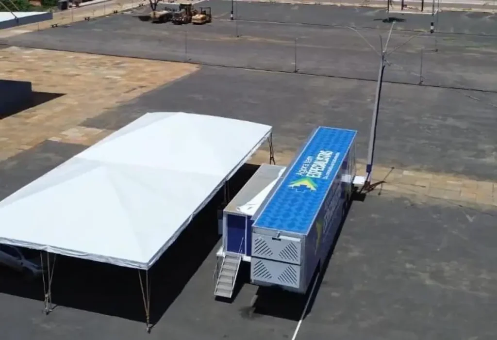 Foto da carreta do programa Agora Tem Especialistas, equipada como consultório móvel, estacionada em uma rua de Uruçuí para realizar exames de tomografia computadorizada na população local.