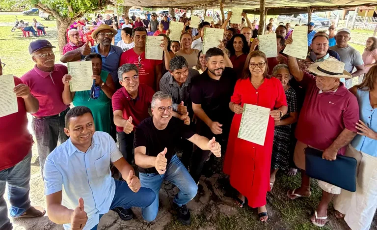 Dr. Francisco participa de entrega de 23 casas e 54 títulos de terra em Miguel Alves