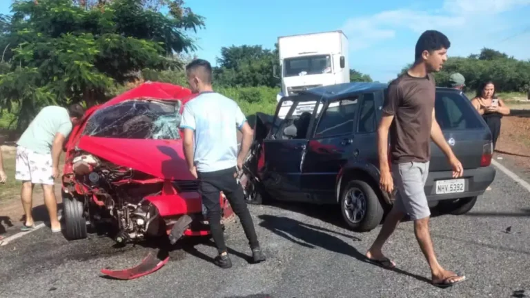 Colisão frontal entre dois carros mata três pessoas em rodovia de Viçosa do Ceará