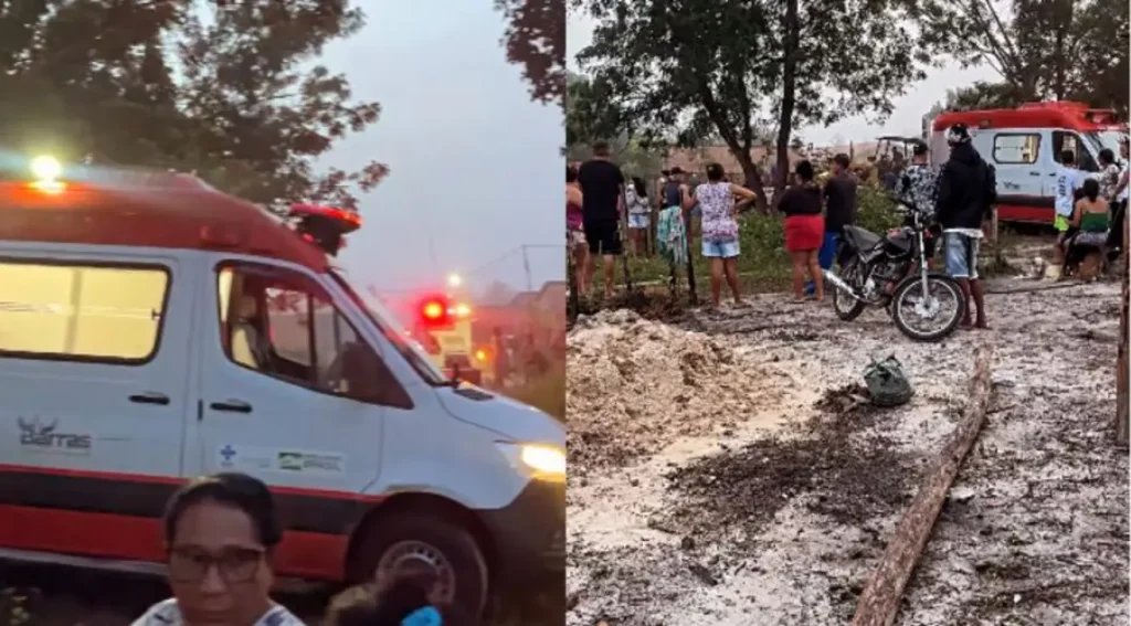 Casa desaba sobre mãe e filhos na zona rural de Barras, no Piauí 6 Colagem com duas fotos: à esquerda, ambulância branca e vermelha do SAMU com luzes ligadas em via com fumaça; à direita, grupo de pessoas reunidas em terreno enlameado com motocicleta caída e ambulância ao fundo