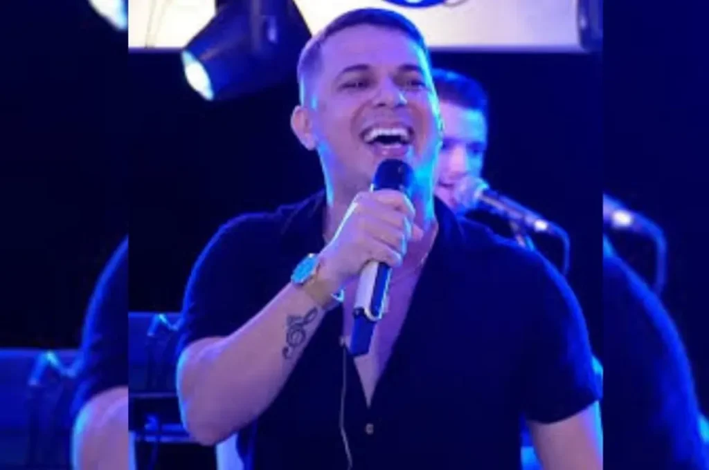 Foto do cantor César Araújo, artista que foi hospitalizado com suspeita de pneumonia em Pedro II, no Piauí.