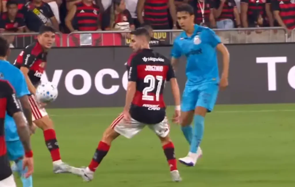 Pedro iguala recorde de Gabigol e Flamengo vence Santos de virada por 3 a 1 no Maracanã 4 cena do jogo entre Flamengo x Santos, com vitória do rubro-negro