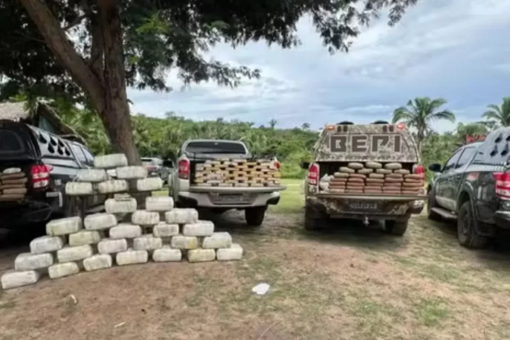 Tabletes de maconha e crack empilhados ao lado de armas de fogo, drones e rádios comunicadores apreendidos durante operação policial no Maranhão.