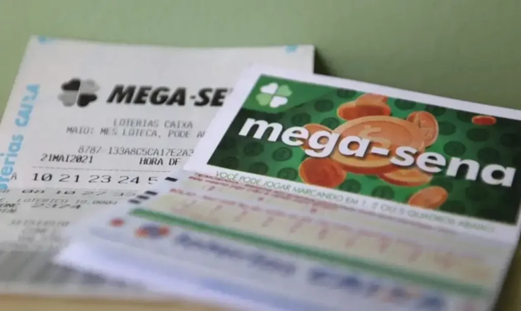 Globos e volantes da Mega-Sena durante sorteio do concurso 2.997 com prêmio acumulado de R$ 52 milhões