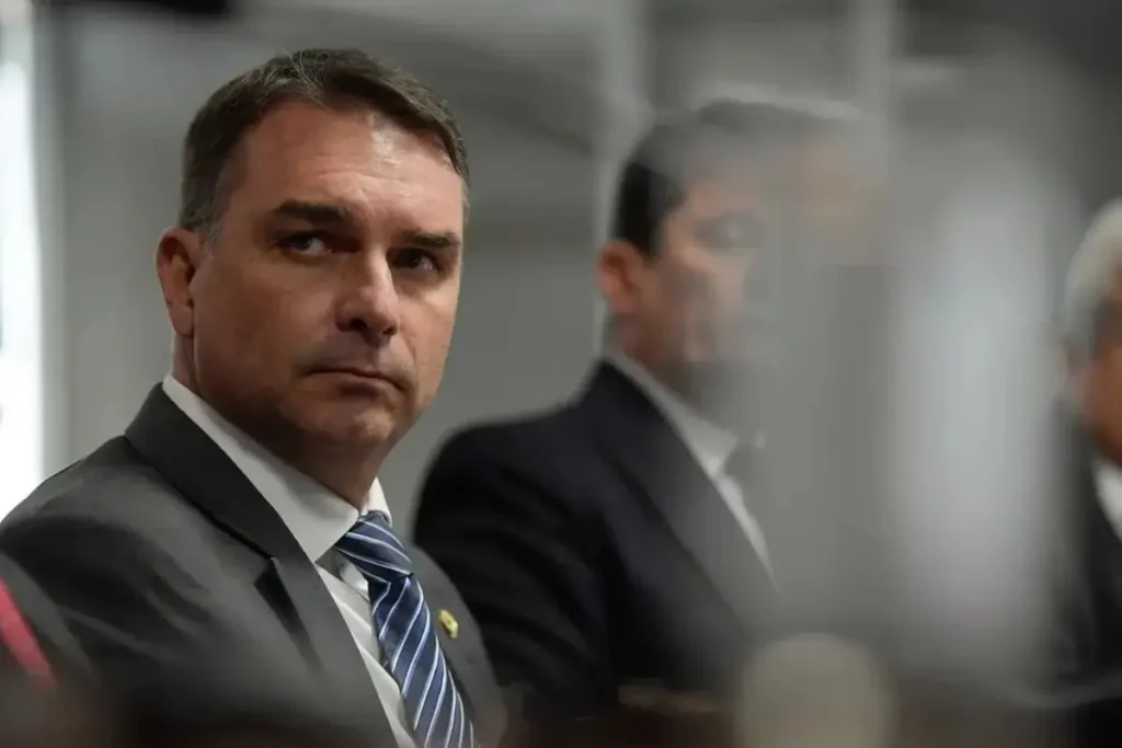 Senador Flávio Bolsonaro discursa durante sabatina no Fórum da Liberdade, em Porto Alegre, defendendo reforma tributária e mudanças no STF