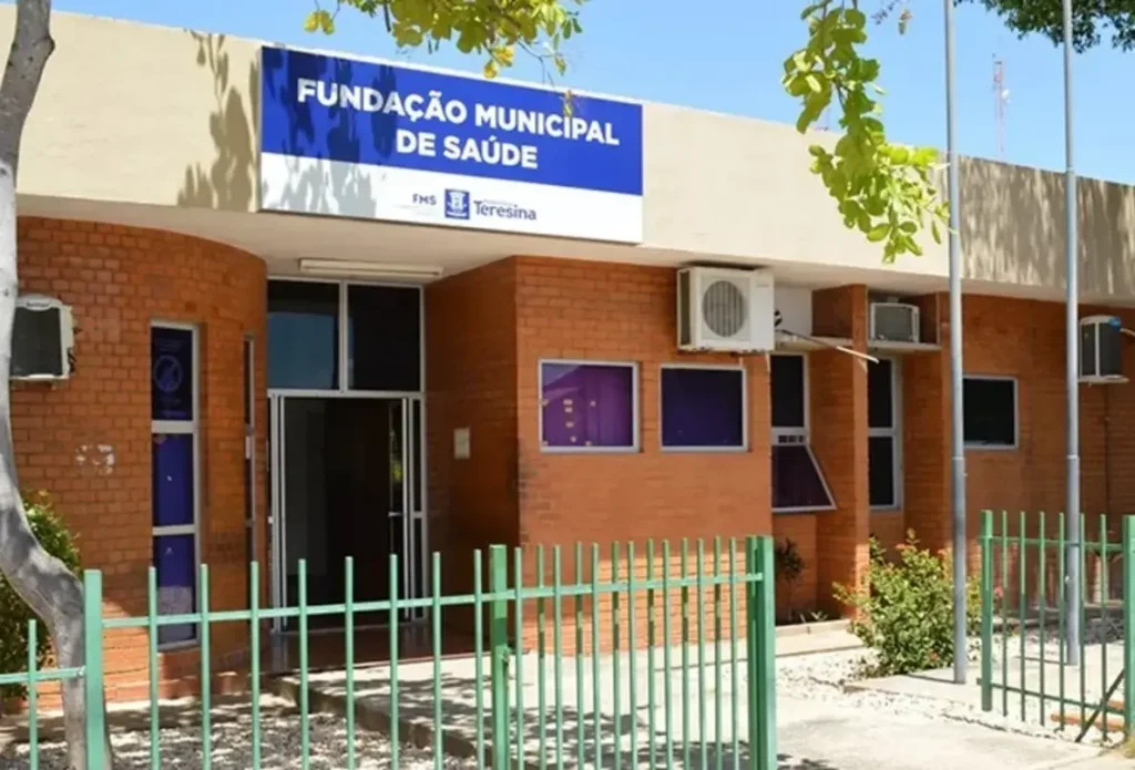 Fachada do prédio da Fundação Municipal de Saúde (FMS) de Teresina, Piauí. O local é o ponto de apresentação para os profissionais aprovados no último concurso público.