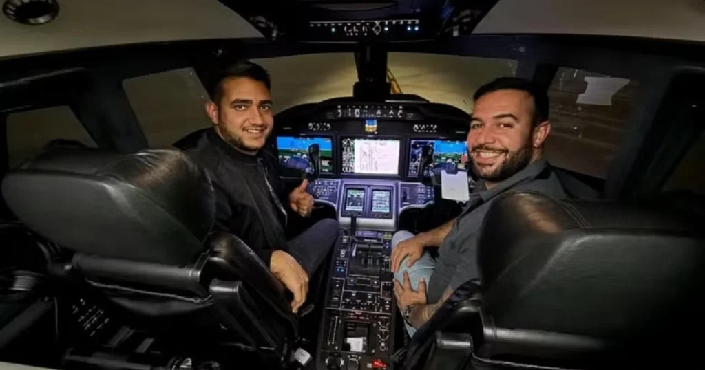 dois homens na cabine de um avião