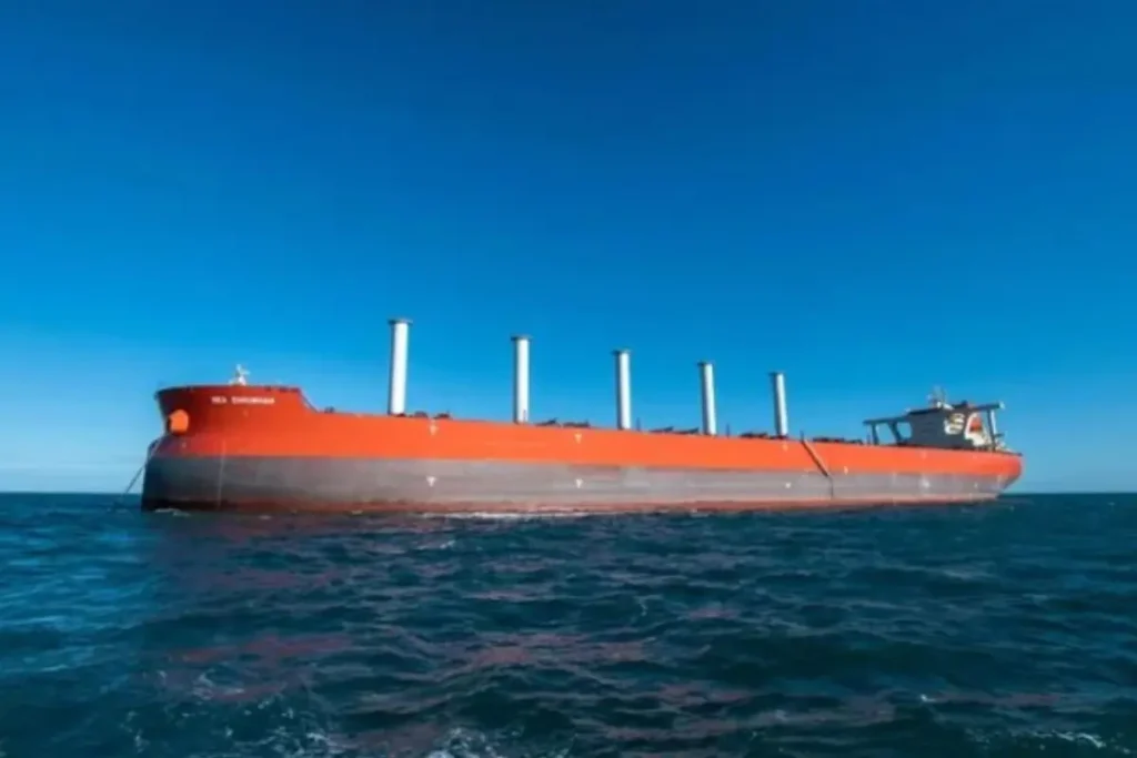 Navio cargueiro Guaibamax de grande porte navegando em rota transoceânica, representando o projeto de embarcações movidas a etanol da Vale