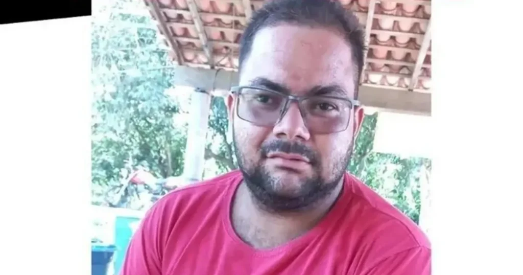 Foto de rosto de Renato Ribeiro, homem de meia-idade com óculos, barba e camisa vermelha, que está desaparecido.