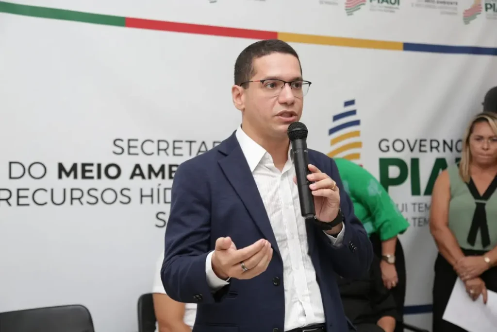 Retrato oficial de Daniel Oliveira, ex-secretário de Turismo do Piauí, vestindo traje formal e olhando para a câmera.