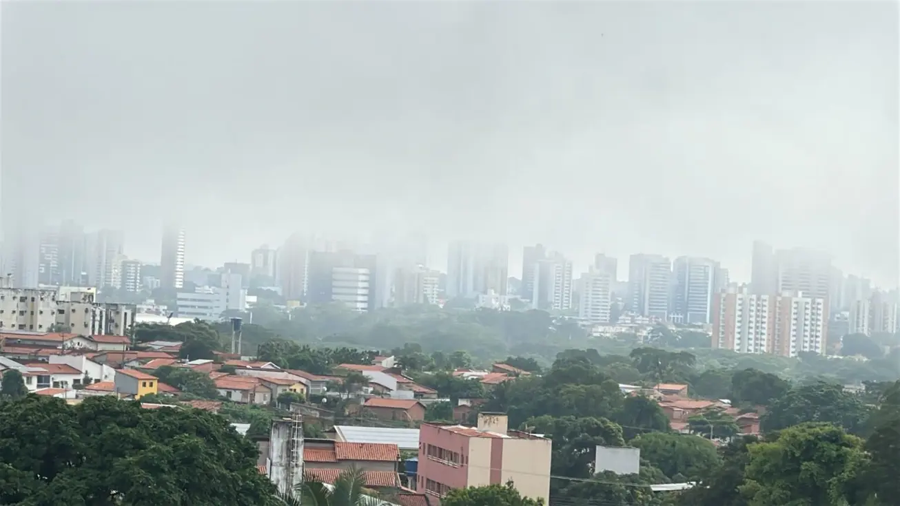 Neblina cobre Teresina e reduz visibilidade em avenidas e pontes nesta terça-feira 1 Vista panorâmica da cidade de Teresina com prédios e pontes parcialmente encobertos por uma densa camada de neblina durante o amanhecer.