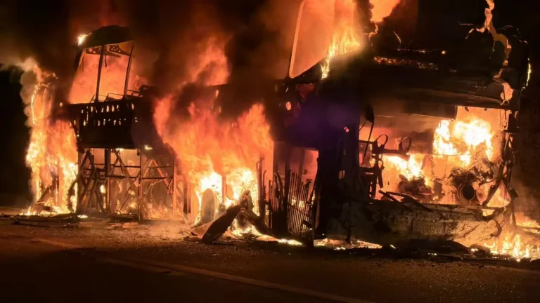 Vinte e oito pessoas escapam ilesas de ônibus destruído por incêndio na BR-407 em Jaicós