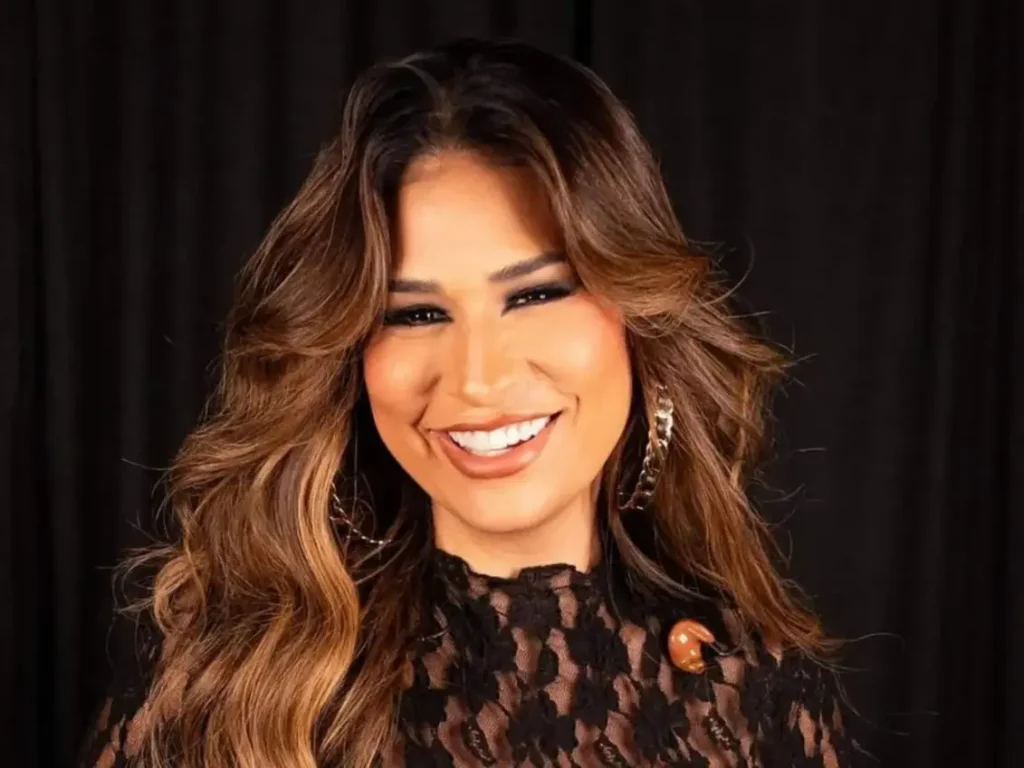 Simone mendes no festeja são pedro 2026: Cantora Simone Mendes sorrindo em close-up