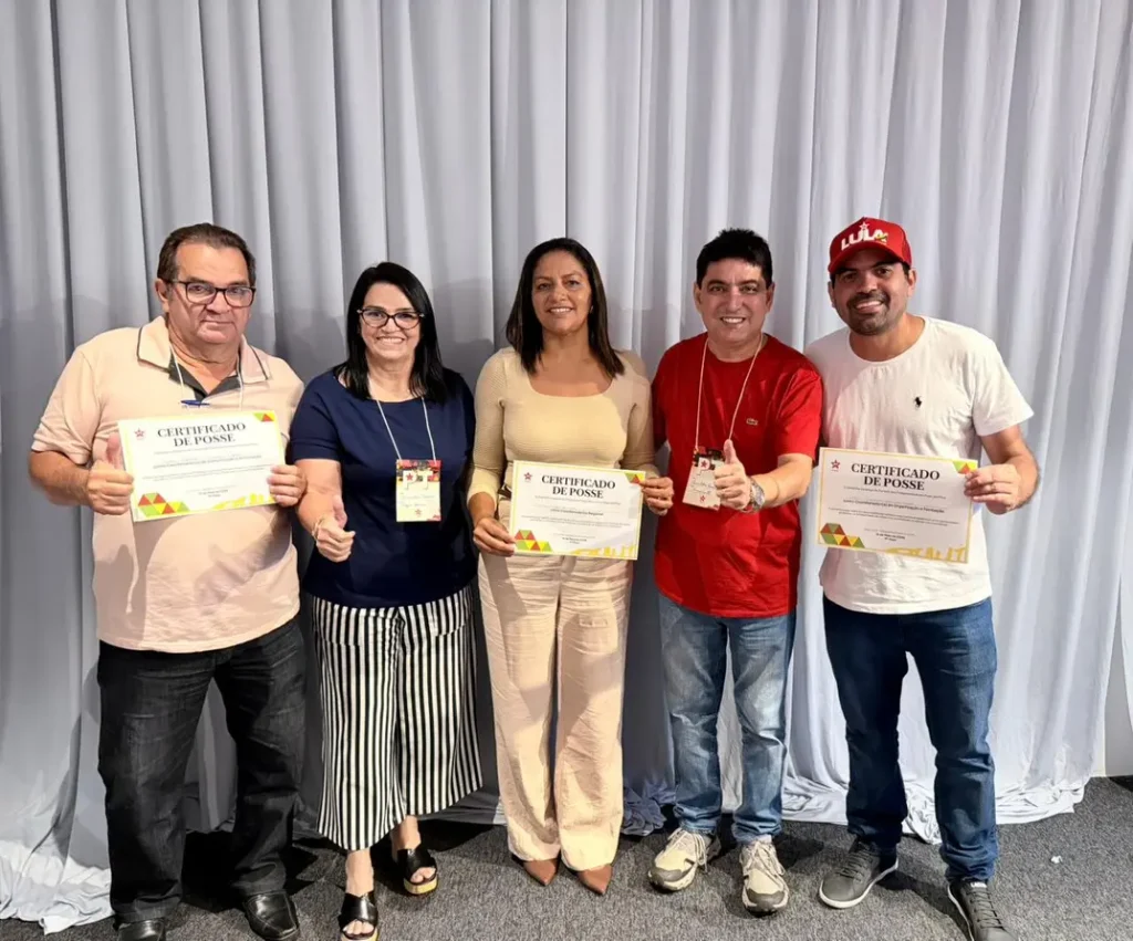 Ronalva feitosa coordenação pt médio parnaíba: Grupo de pessoas exibe certificados de posse em evento