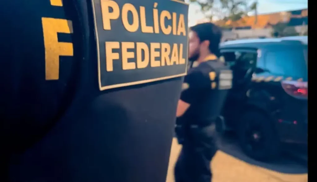 Operação hermes 2 dinheiro falso imperatriz: Placa Polícia Federal e agente em serviço