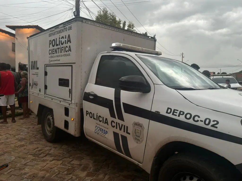 Filho suspeito de matar a mãe é contido em surto na zona Leste de Teresina 1 Filho suspeito de matar a mãe em teresina: Veículo da Polícia Científica e IML em cena de ocorrência