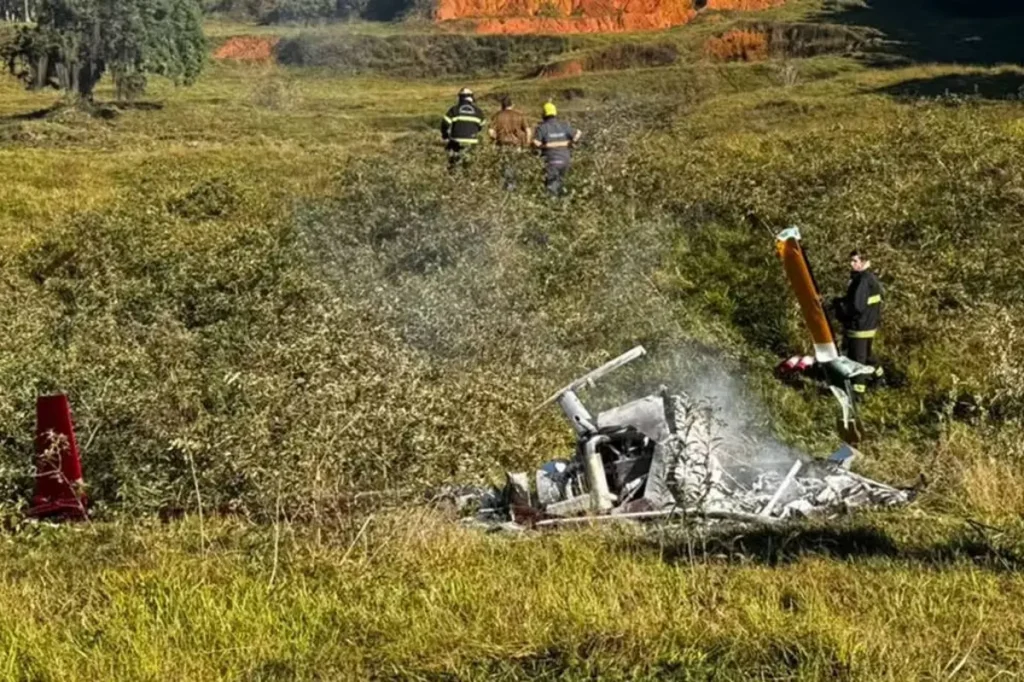 Helicóptero cai em chamas em pomerode: Helicóptero acidentado em campo com equipe de resgate