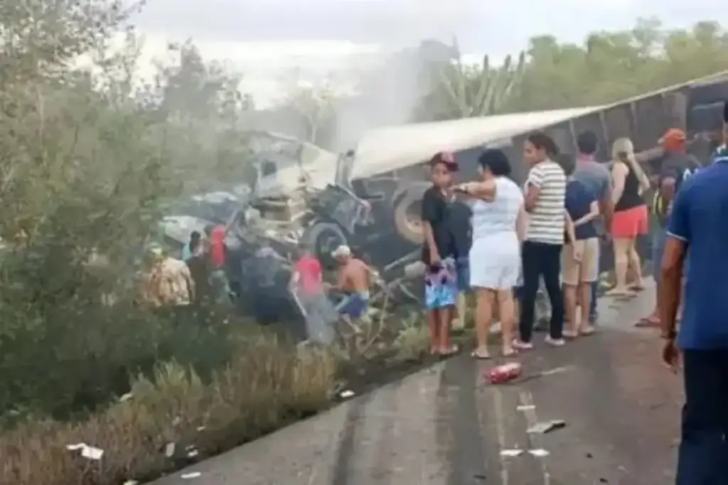 Colisão na br-116 mata 15 na bahia: Acidente grave com caminhão tombado e pessoas na rodovia