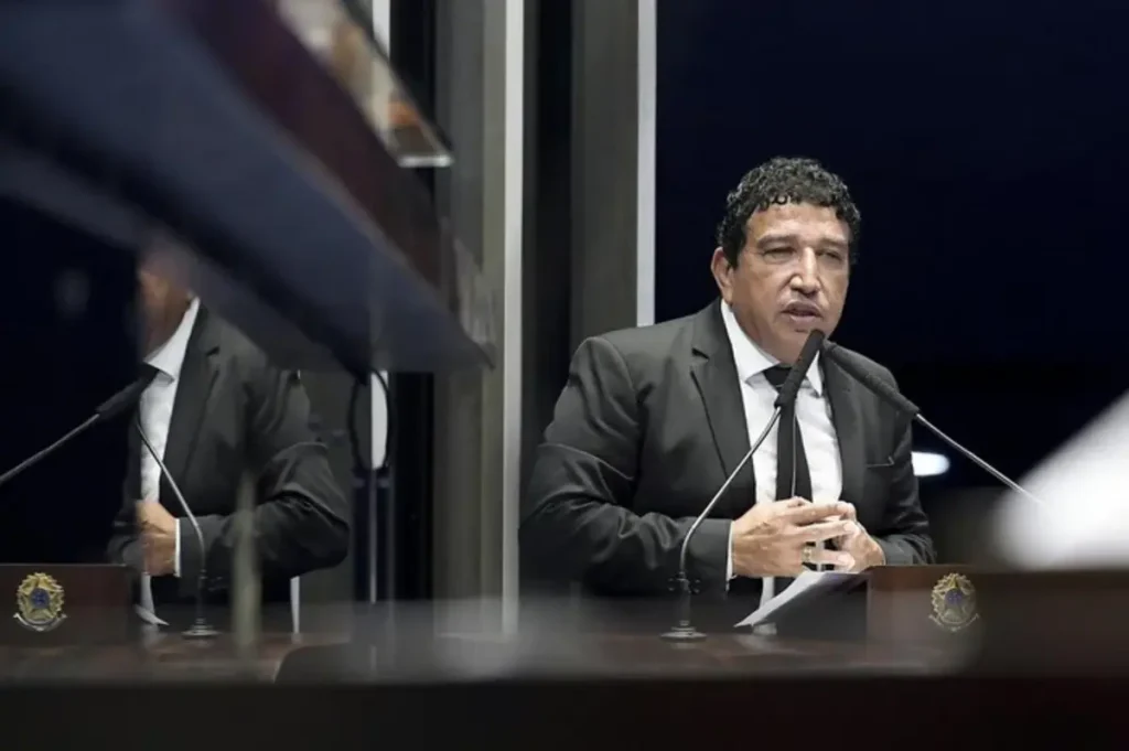 na foto, o senador magno malta na tribuna
