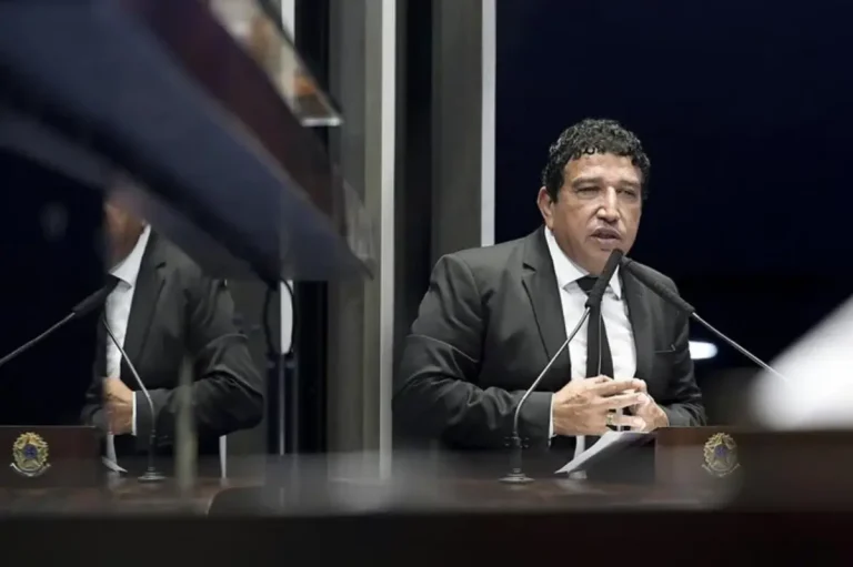 Magno Malta passa mal durante sessão no Congresso e é levado ao hospital