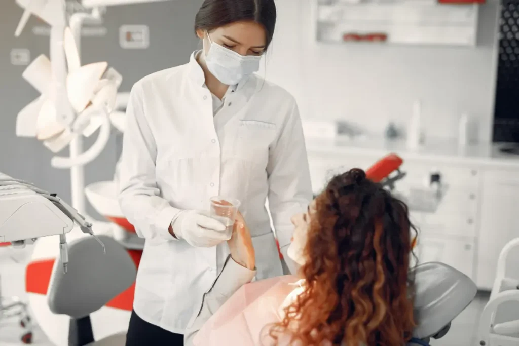 Linda garota sentada no consultório do dentista.
