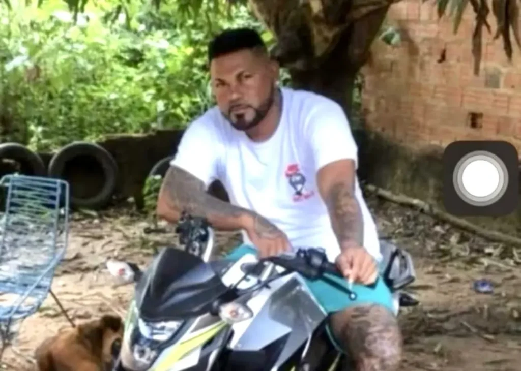 Homem morto a tiros em água branca: Homem barbudo sentado em motocicleta em área externa