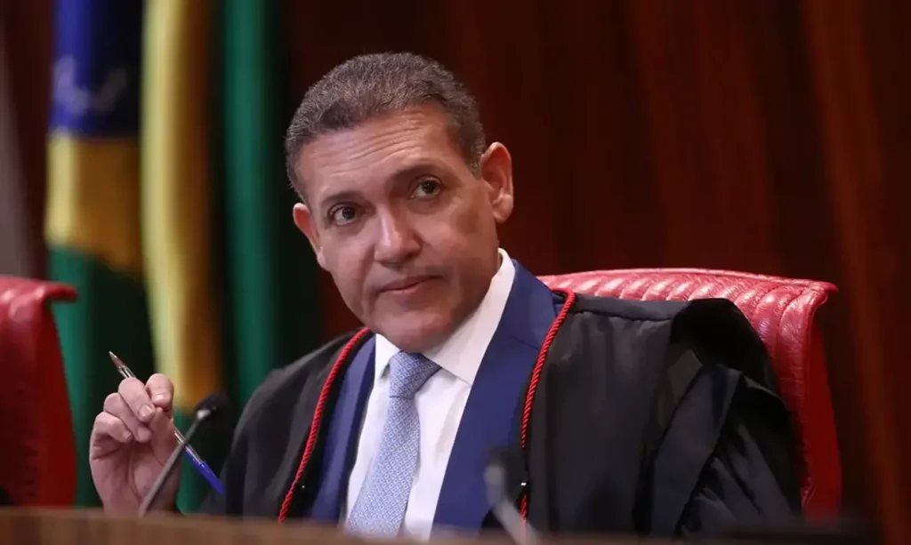 Piauiense kassio nunes marques: Magistrado em sessão judicial com toga e caneta