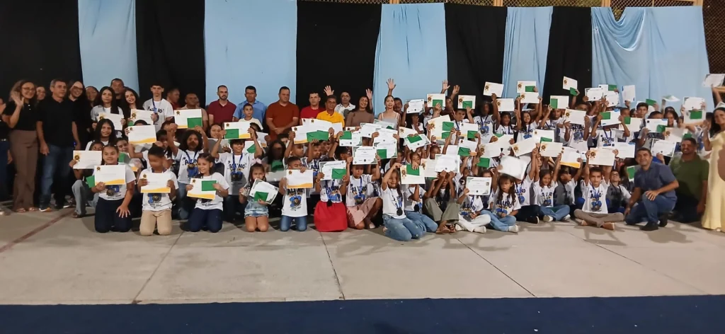 São Francisco do Maranhão alcança destaque estadual em Educação e premia alunos nota 10 1 Alunos nota 10: Crianças e adultos exibem certificados em evento escolar