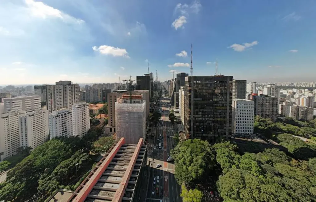 Na foto, uma grande cidade com solução de engenharia de construção e acesso.