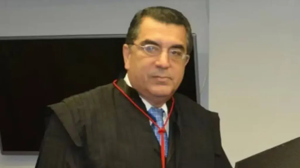 Desembargador federal desaparecido há mais de um mês é encontrado morto no Rio de Janeiro 1 Desembargador federal encontrado morto no rio: Desembargador de toga e gravata em ambiente interno
