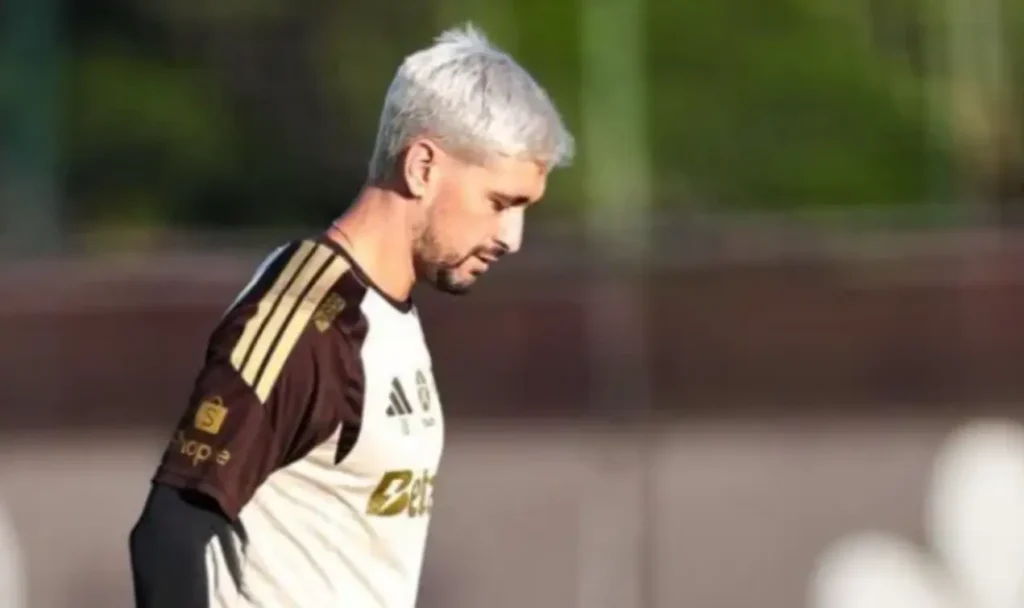 Arrascaeta recebe alta após passar por procedimento cirúrgico para corrigir fratura na clavícula. Na foto, o uruguaio em campo.
