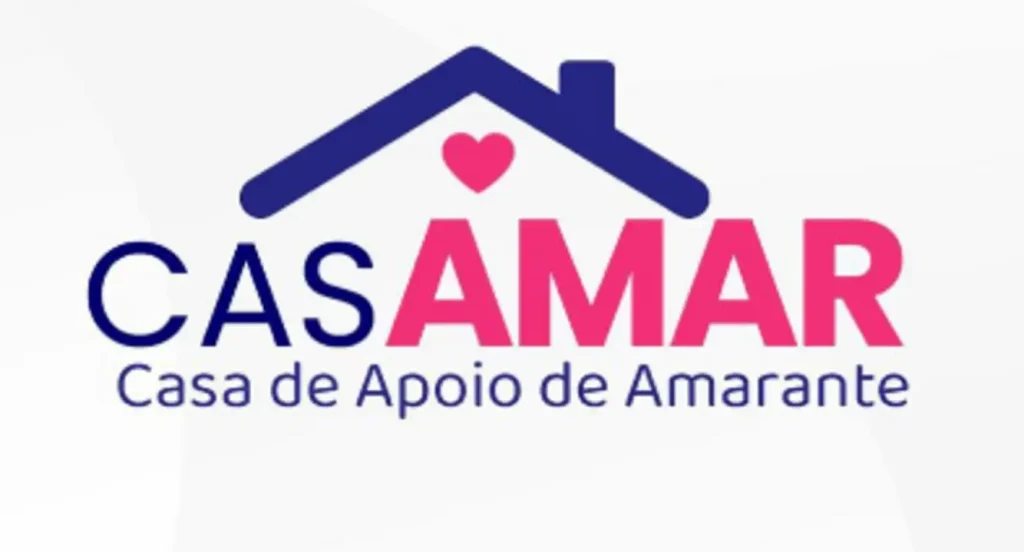 Logo da CASAMAR, com telhado azul, coração rosa e o texto 'Casa de Apoio de Amarante' em fundo branco.