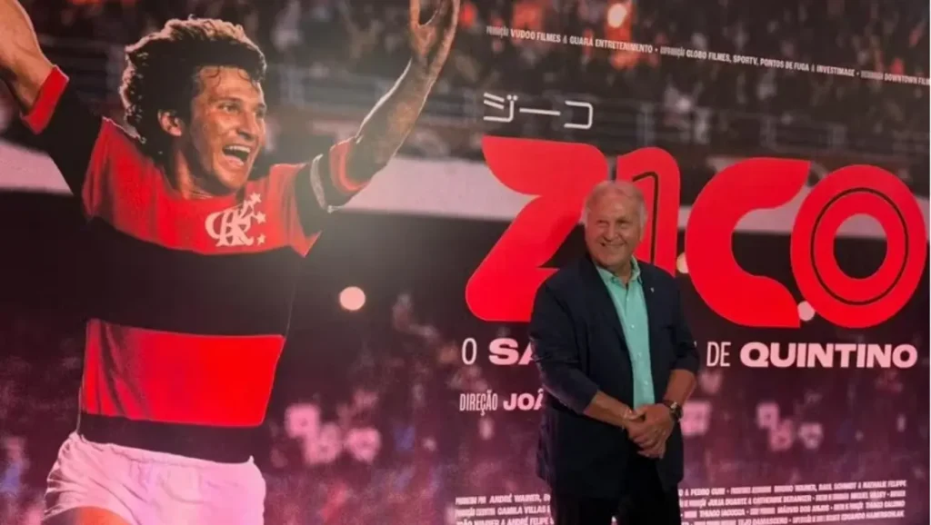 Documentário sobre zico: Zico posa em frente a poster de filme sobre sua carreira