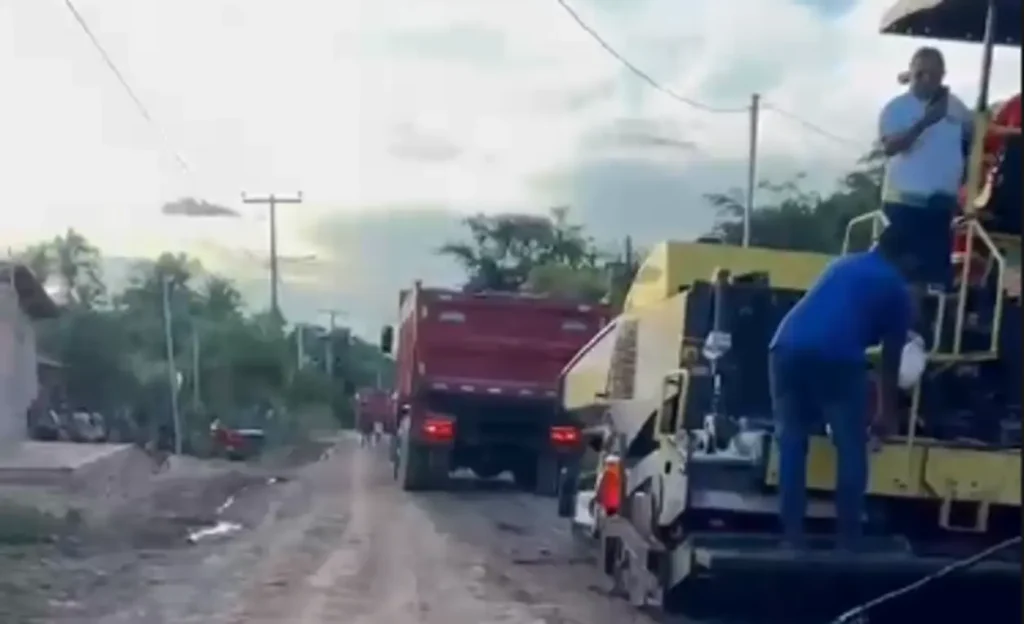 Moradores do bairro caldeirões: Máquinas e trabalhadores em obra de pavimentação de estrada