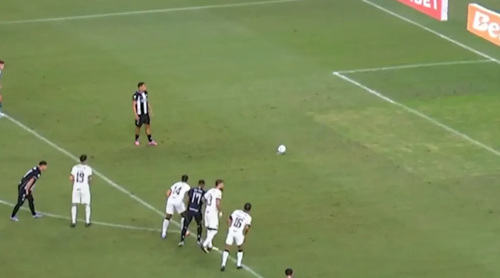Atlético-mg avança na copa do brasil: Jogadores de futebol formam barreira em campo