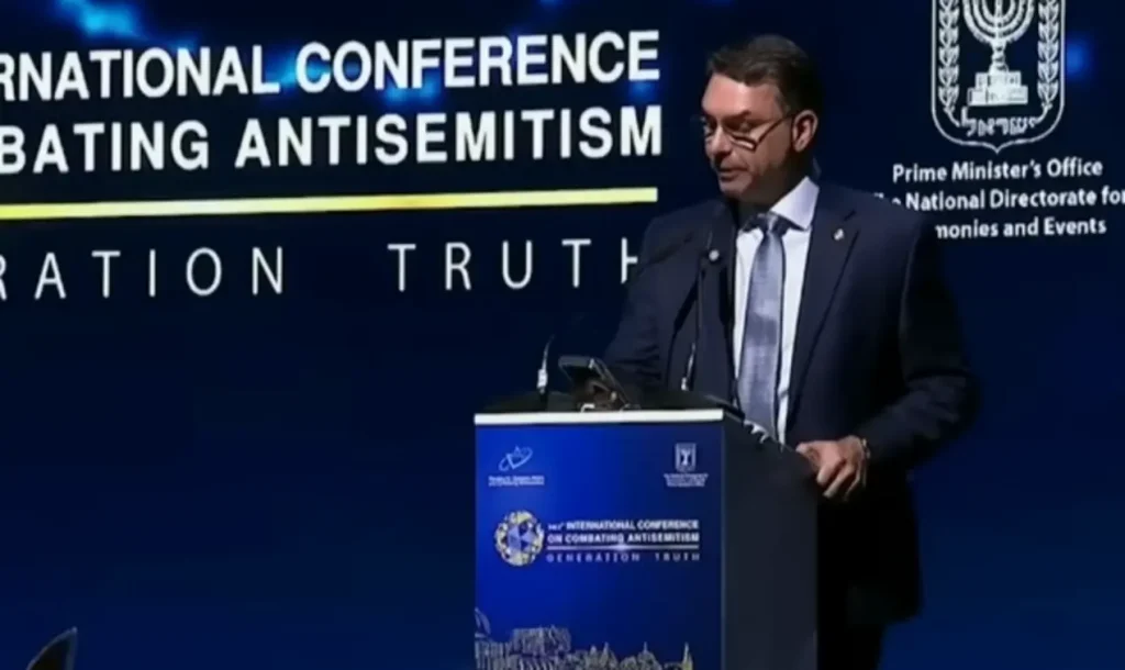 Flávio bolsonaro mantém candidatura: pré-candidato discursa em conferência internacional sobre antissemitismo