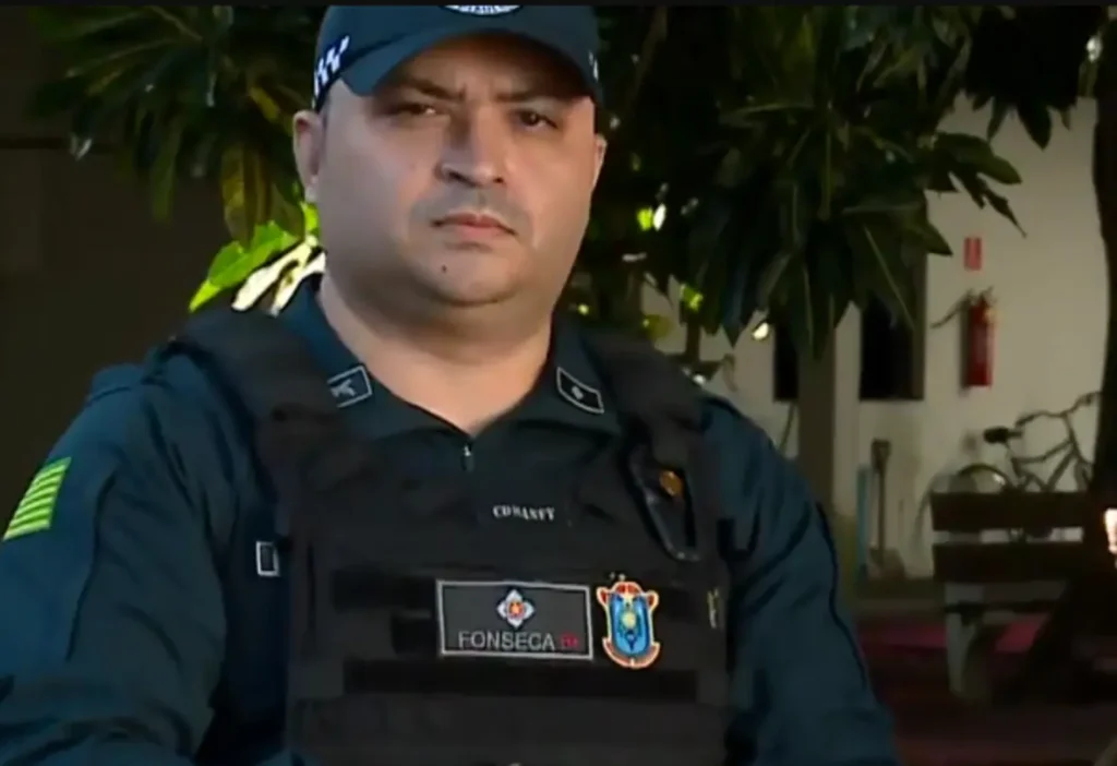 Casas vazias viram pontos de venda de drogas no Dirceu; PM apreende arma e entorpecentes em Teresina 1 Tráfico de drogas no dirceu teresina: Oficial de segurança em uniforme e colete tático