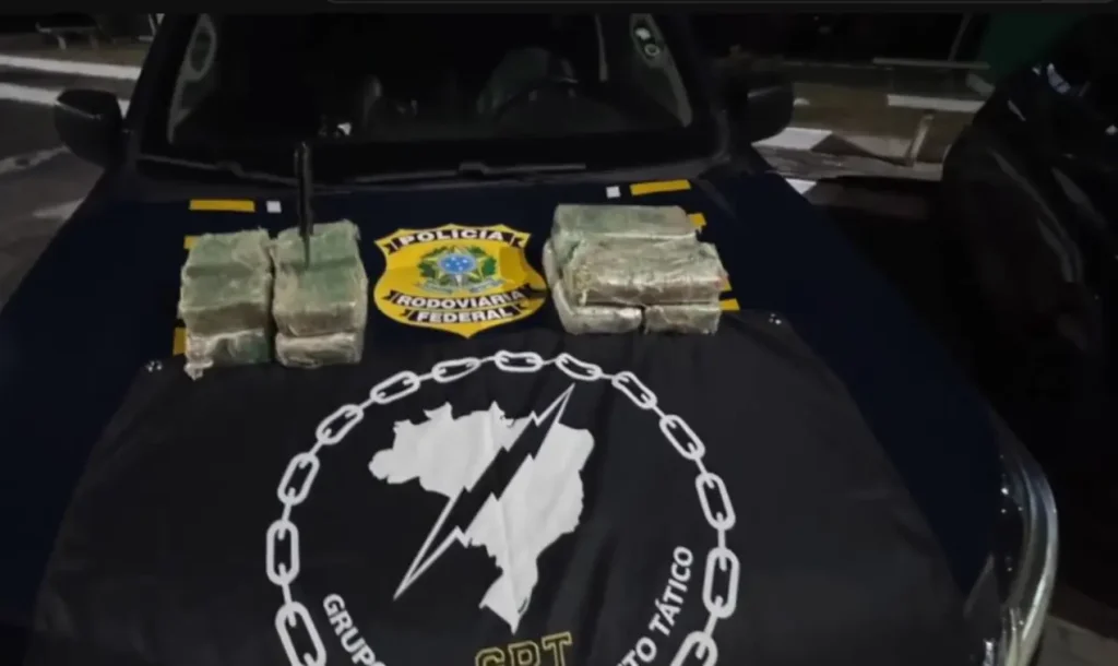 Jovens detidos com crack na br-343 em parnaíba: Pacotes de drogas apreendidos no capô de viatura PRF