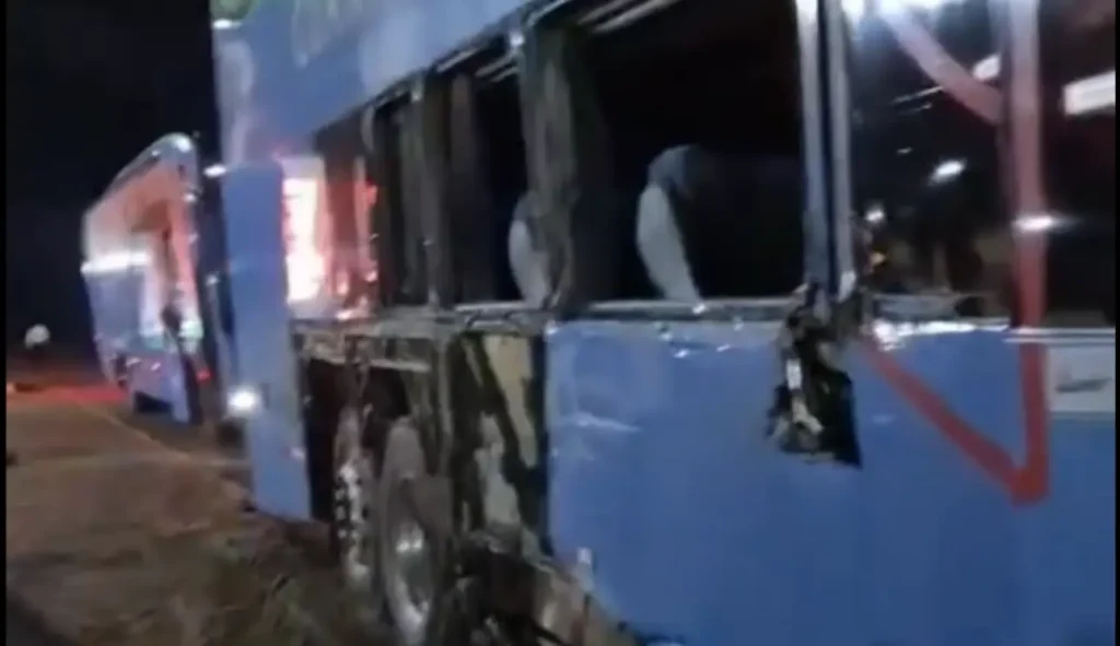 Caminhão bate em ônibus da Guanabara na BR-343 em Capitão de Campos e motorista foge 1 Caminhão bate em ônibus da Guanabara na br-343 em capitão de campos: Ônibus azul danificado após acidente noturno
