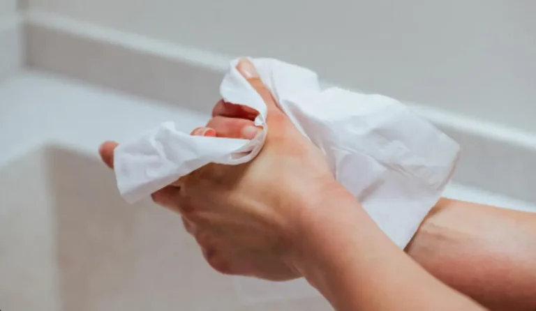 Papel Toalha Interfolha x Rolo: qual escolher para banheiros comerciais?