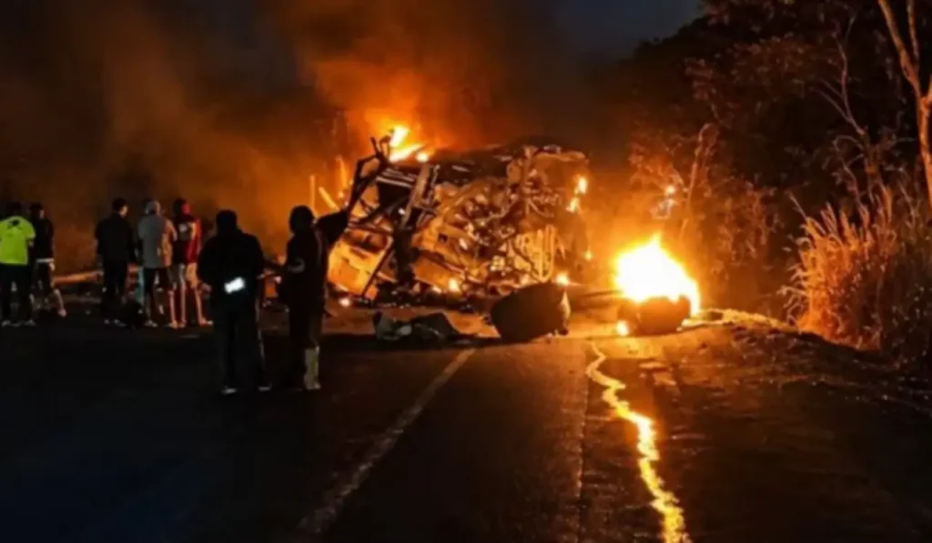 Ônibus e carreta batem na br-251: Veículo em chamas após acidente na estrada
