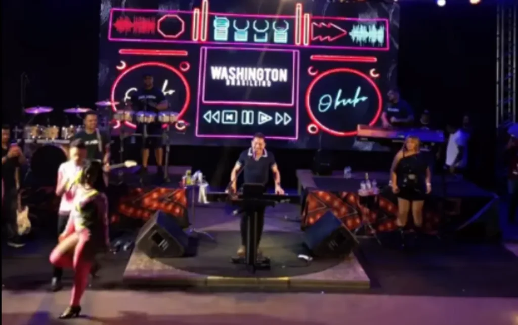 Cantor Washington Brasileiro em show no palco